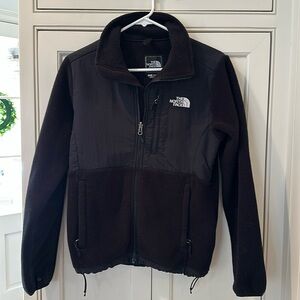 Women’s north face black jacket in great condition!